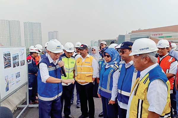 Menteri Pekerjaan Umum dan Perumahan Rakyat (PU-Pera) Basuki Hadimuljono (kanan) 