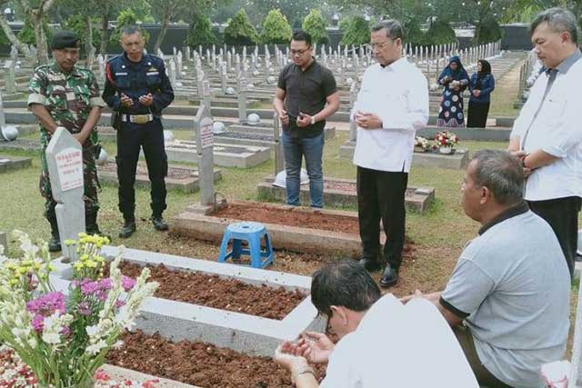 Direktur Jenderal Pemberdayaan Sosial Kemensos, Pepen Nazaruddin, saat mengunjungi makam Presiden ke-3 RI untuk pemasangan kijing