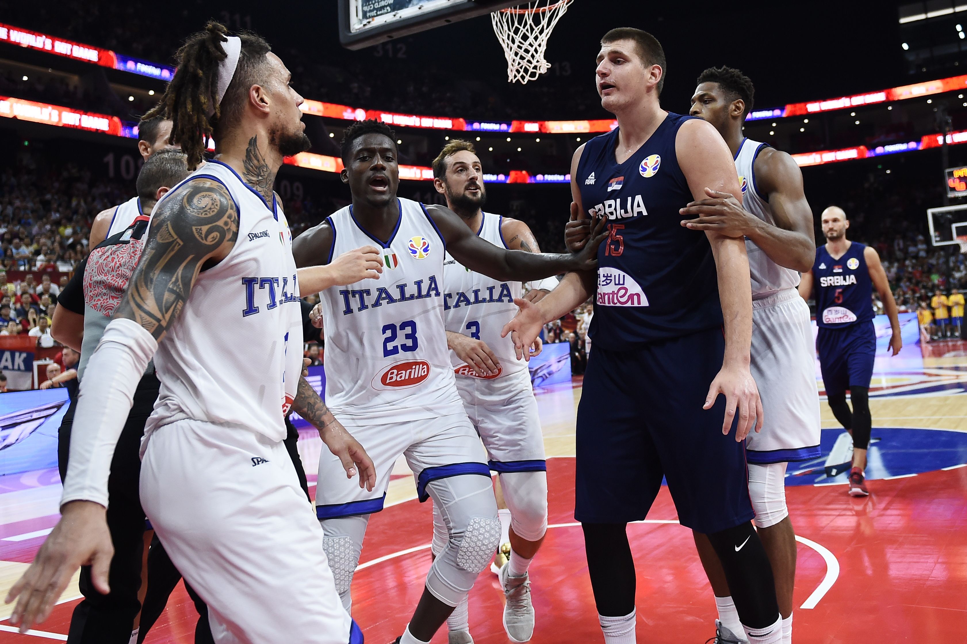 Nikola Jokic terlibat konfrontasi dengan pemain Italia di Kejuaraan Dunia Bola Basket.