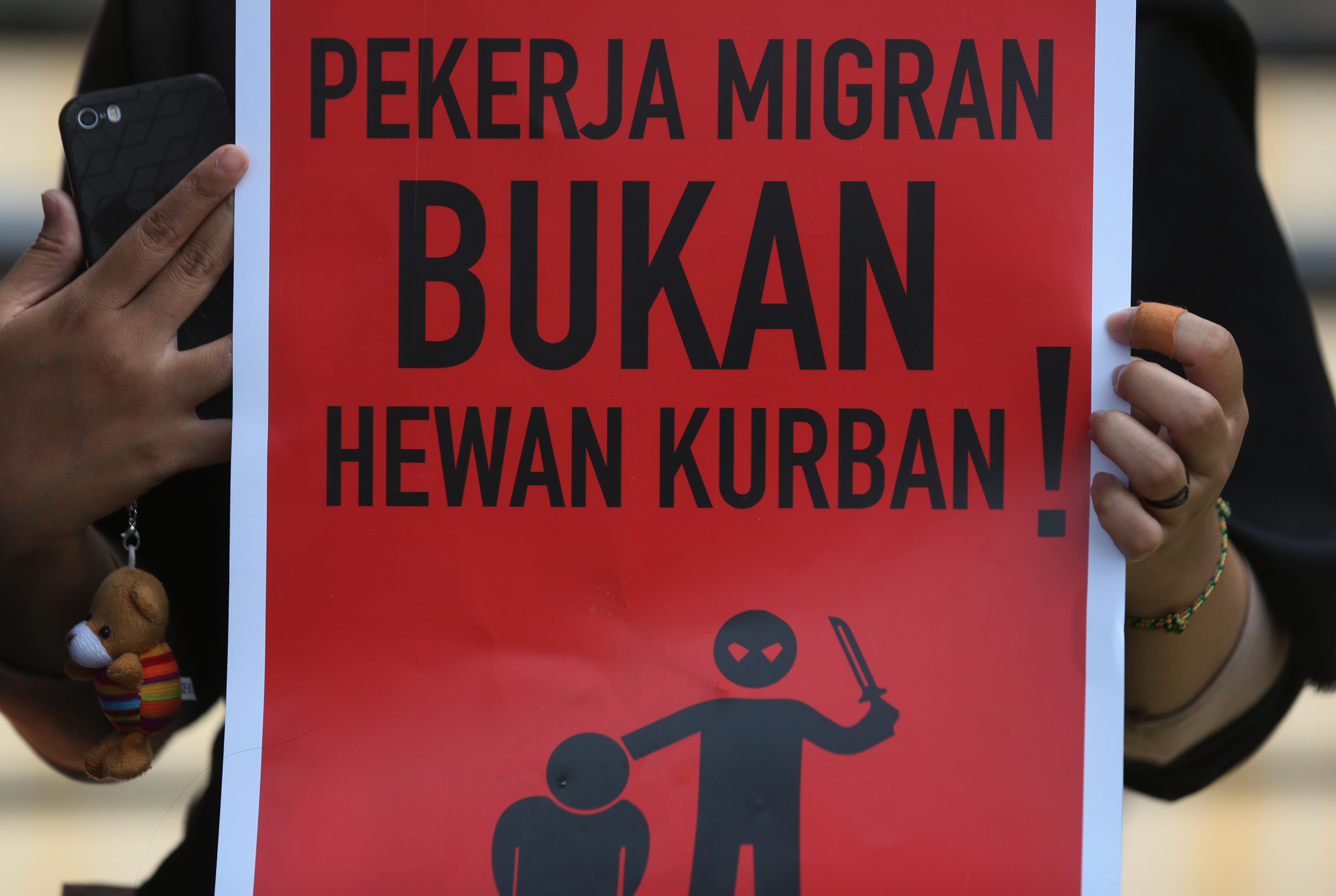 Aktivis peduli Buruh Migrant Indonesia melakukan aksi.