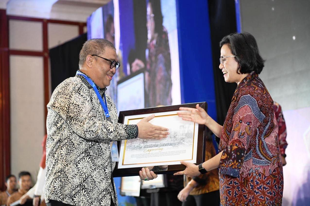 Sekjen Kemensos Hartono Laras menerima langsung plakat BMN Award dari Menteri Keuangan Sri Mulyani Indrawati.