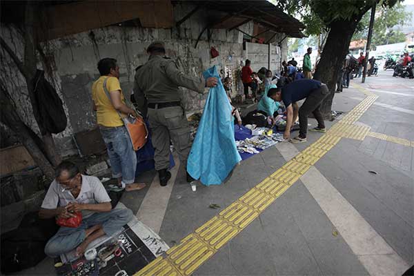 Ilustrasi -- Satpol PP melakukan razia Pedagang Kaki Lima (PKL) yang berjualan di trotoar Kawasan Tanah Abang, Jakarta, Kamis (26/10).
