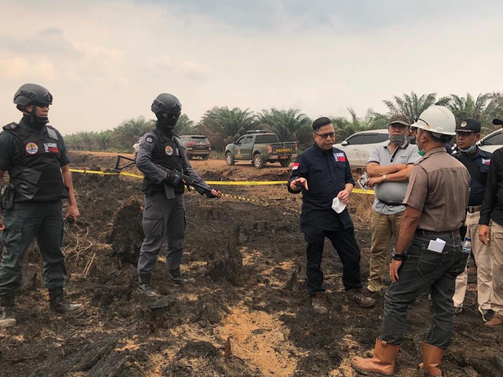 Dirjen Penegakkan Hukum KLHK, Rasio Ridho Sani, melakukan penyegelan.