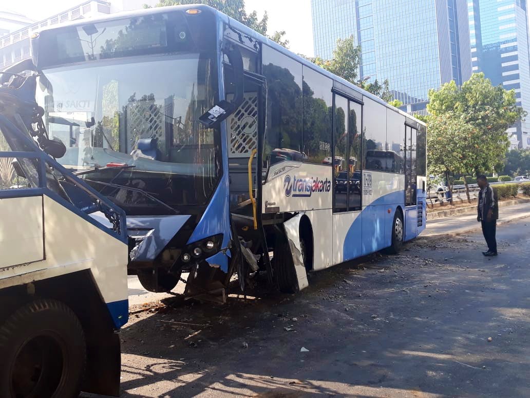 Proses evakuasi bus Trans-Jakarta yang mengalami kecelakaan tunggal di Koridor 9