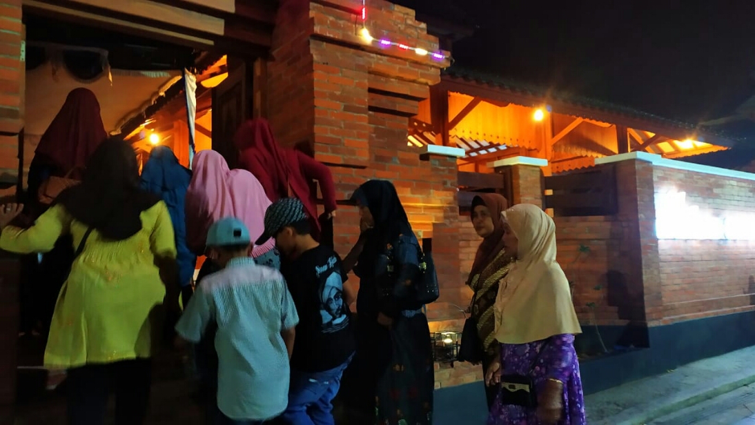 Warga berdatangan memasuki tempat Haul Sunan Pojok Blora, Jumat (27/9) malam. 