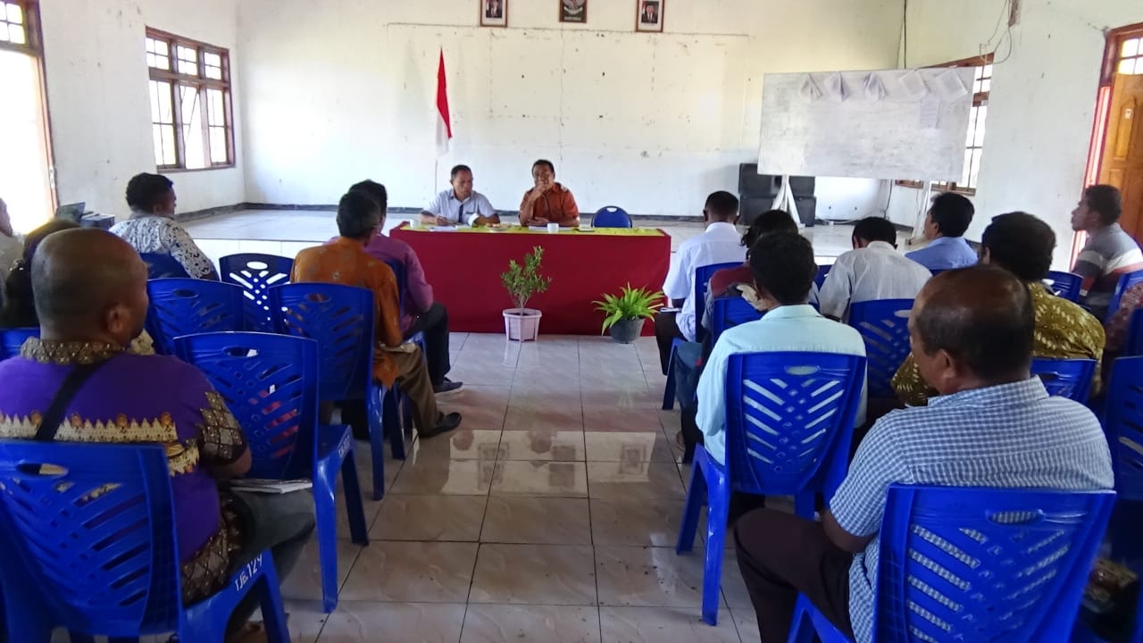 Pertemuan kepala desa dengan Camat Tanjung Bunga, Kabupaten Flotim, NTT membahas pengelolaan BUMDes.