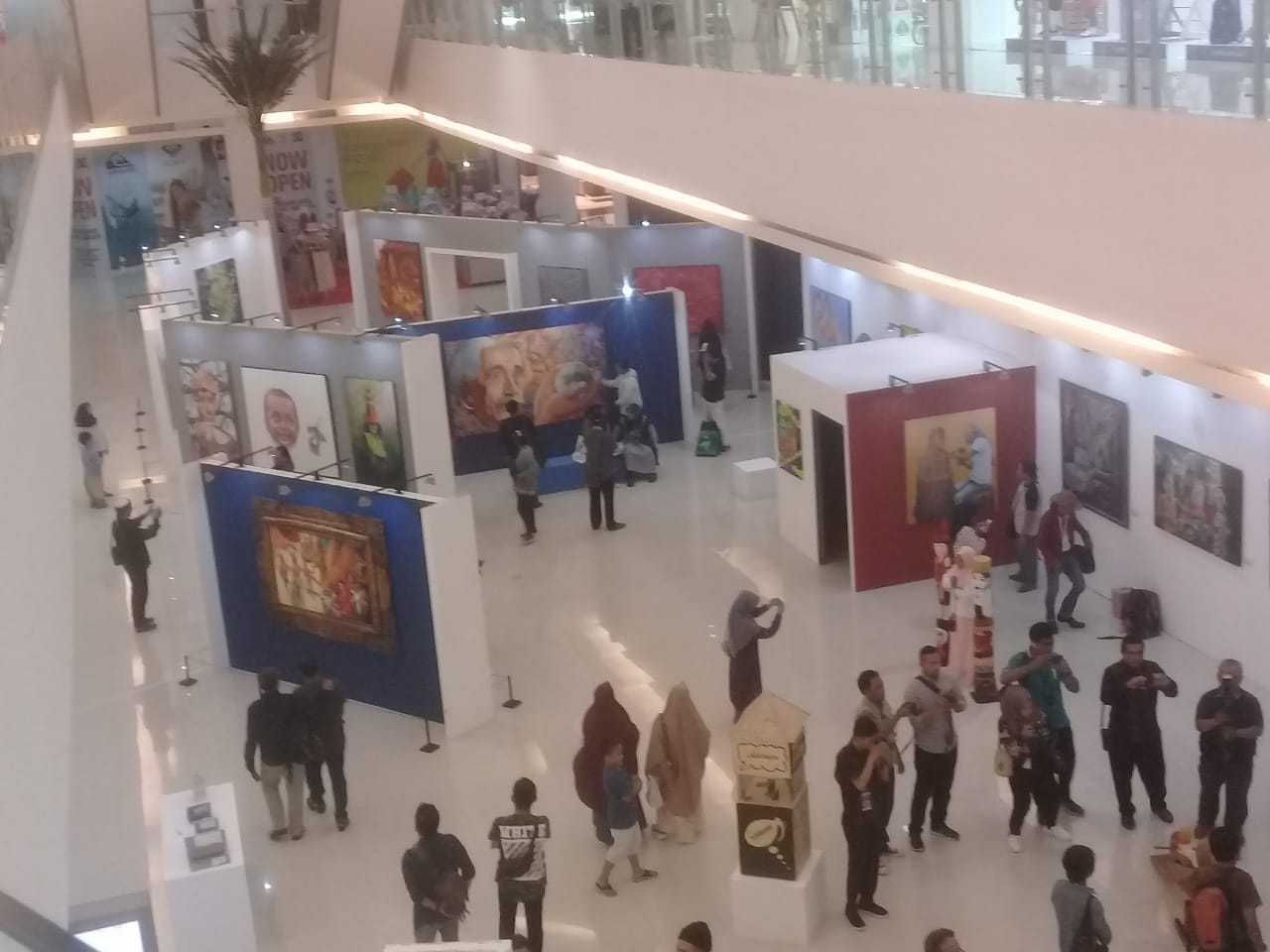 100 perupa personal dan kolektif meramaikan Pameran Besar Seni Rupa (PBSR) 2019 yang mulai digelar di Big Mall Samarinda, Kalimantan Timur.