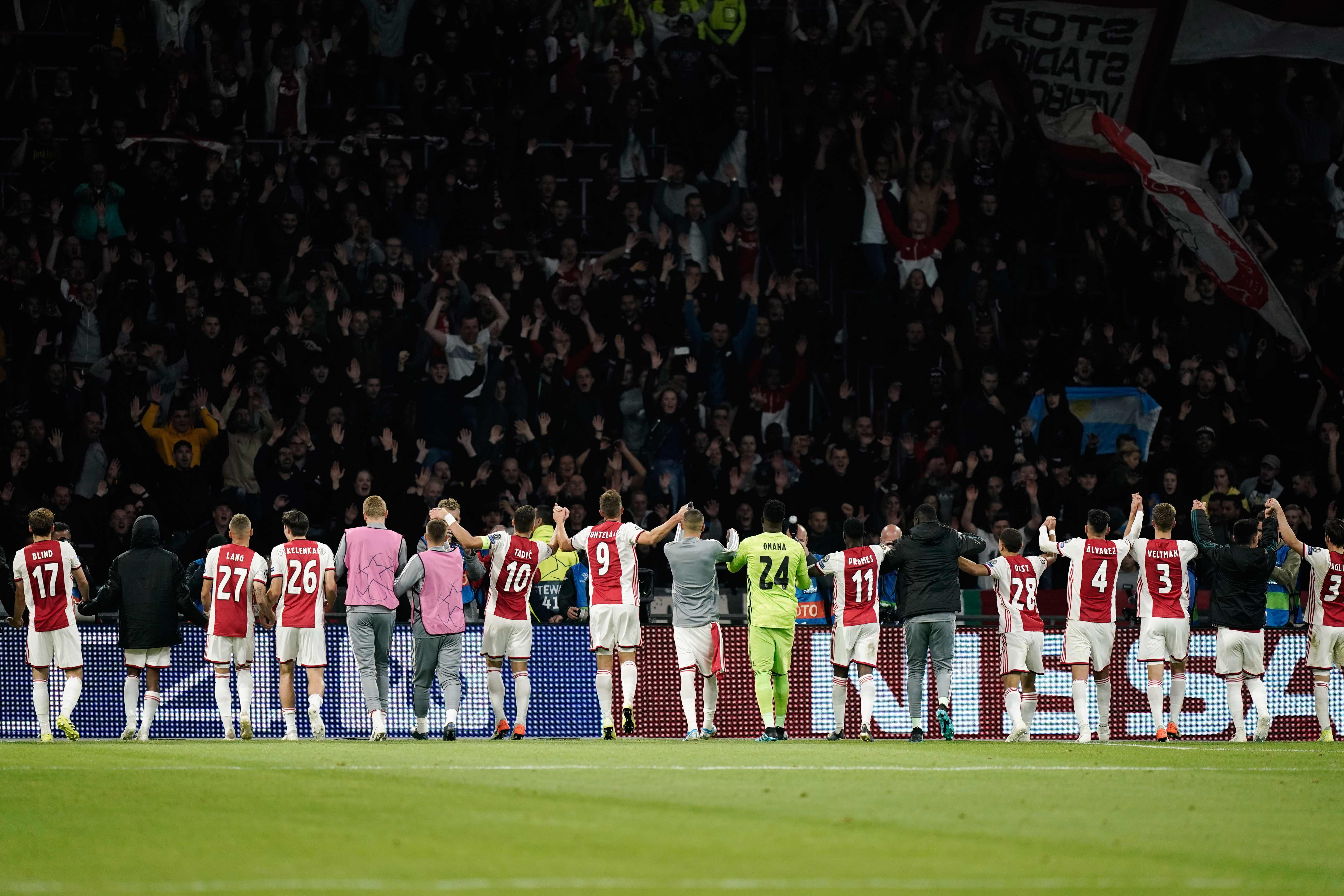 Para pemain Ajax merayakan kemenangan mereka atas Lille di laga Liga Champions
