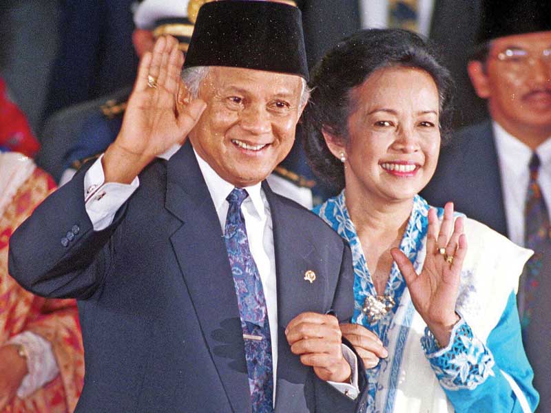 Presiden BJ Habibie dan Ibu Hasri Ainun Habibie.