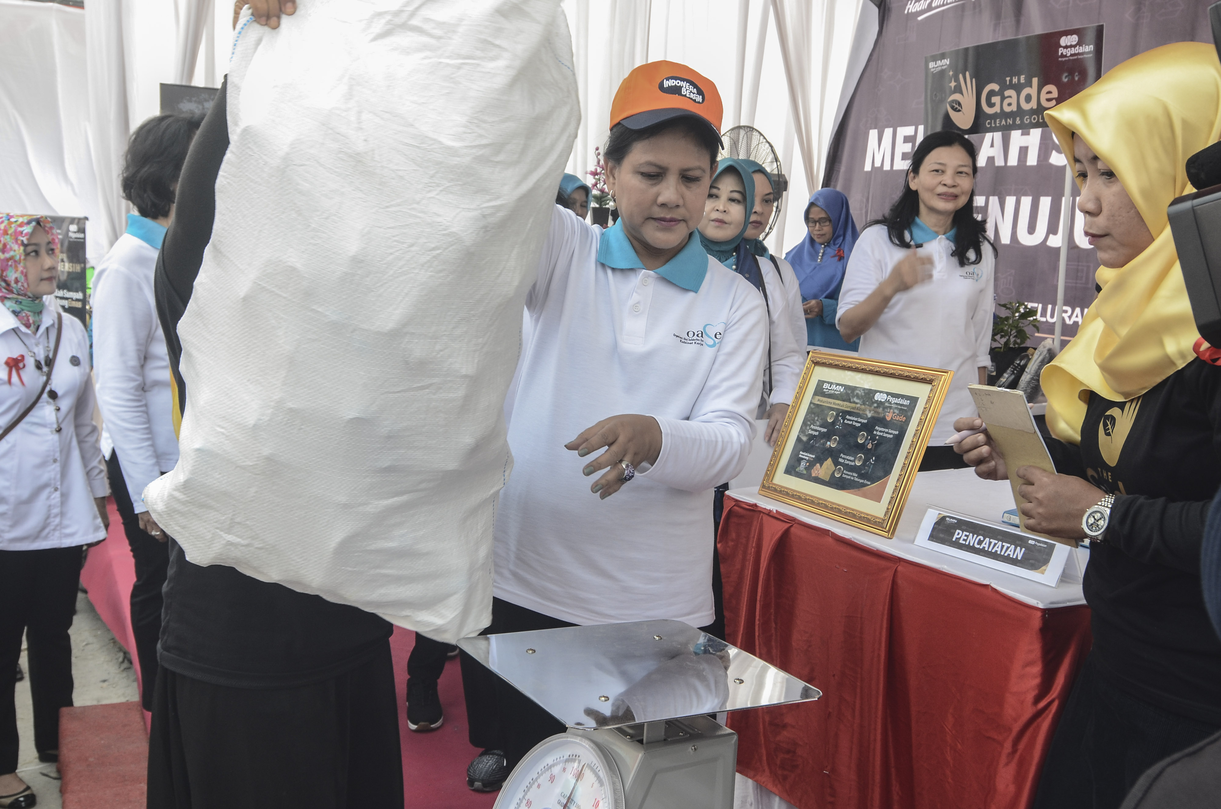 Ibu Negara Iriana (tengah) meninjau Bank Sampah Cenderawasih dalam acara gerakan Indonesia Bersih di Babelan, Kabupaten Bekasi, Jawa Barat