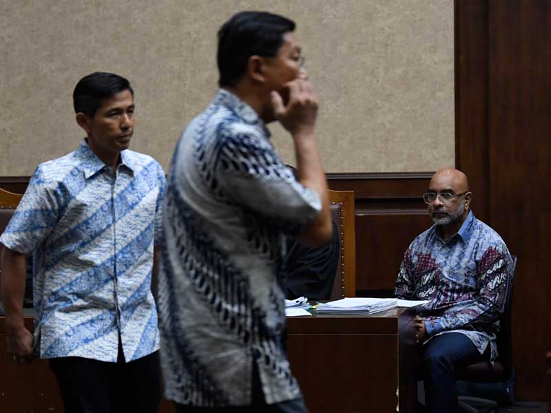 Terdakwa kasus dugaan suap PT Krakatau Steel Tbk Alexander Muskitta (kanan) mengikuti sidang lanjutan di Pengadilan Tipikor, Jakarta.