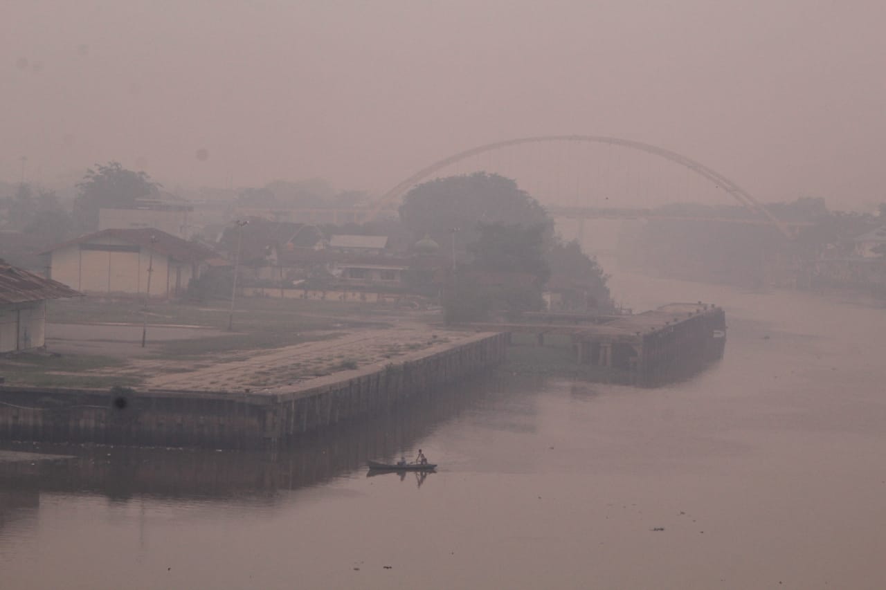 Kepala BNPB Letjen Doni Monardo meninjau upaya pemadaman di wilayah hutan lindung Desa Kerumutan, Kabupaten Pelalawan, Riau, Selasa (11/9).