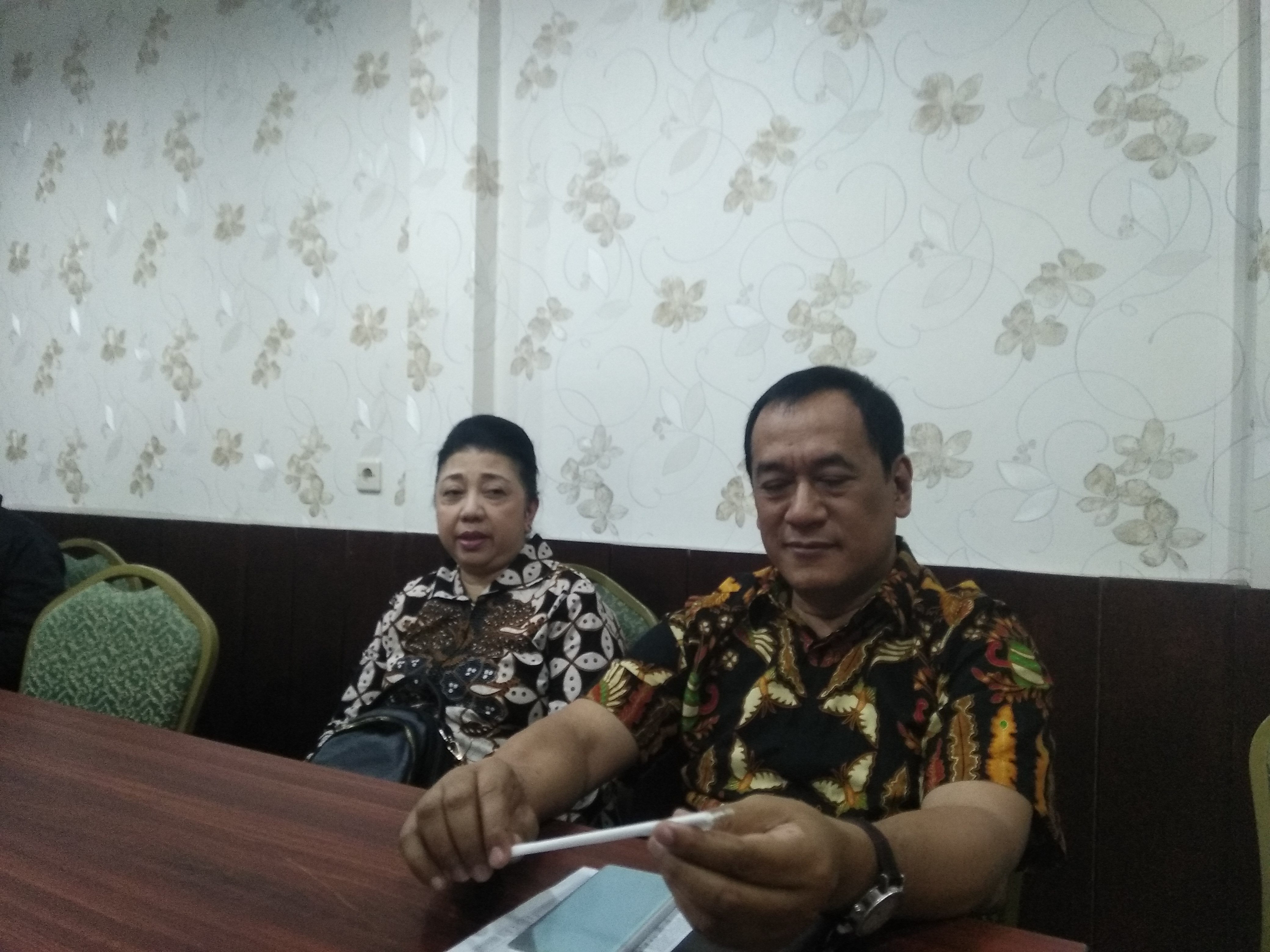 Gusti Moertiyah dan KP Eddy Wirabhumi saat menjelaskan surat dari PB XIII, Rabu (3/9).