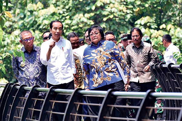 Presiden Joko Widodo, Menteri Lingkungan Hidup dan Kehutanan Siti Nurbaya (kedua kanan) di Hutan Lindung Digulis, Pontianak, Kalbar, kemarin