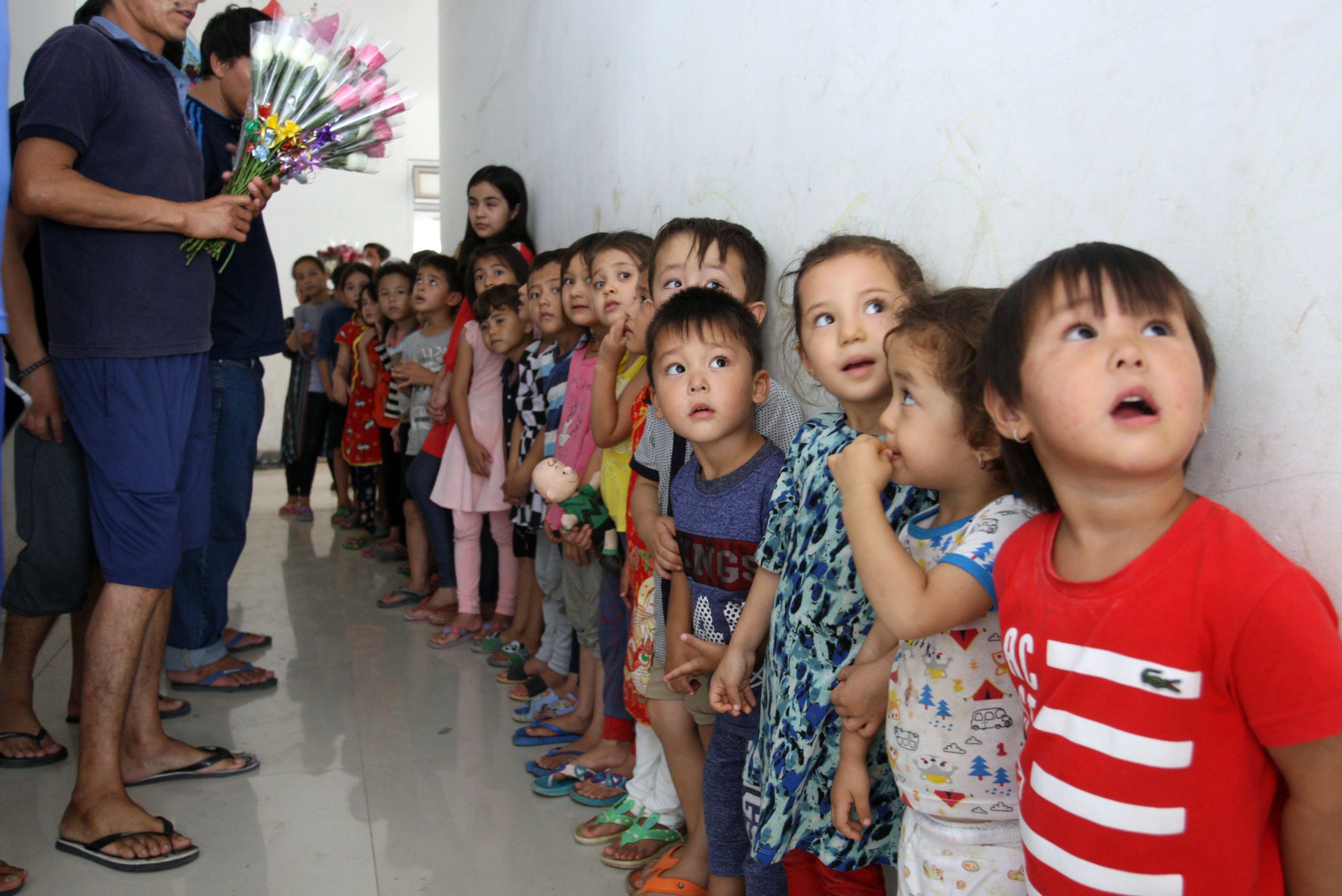  Para pencari suaka menunggu keputusan tempat tinggal dari UNHCR di Tempat Penampungan Sementara, Kalideres, Jakarta, Senin (2/9).