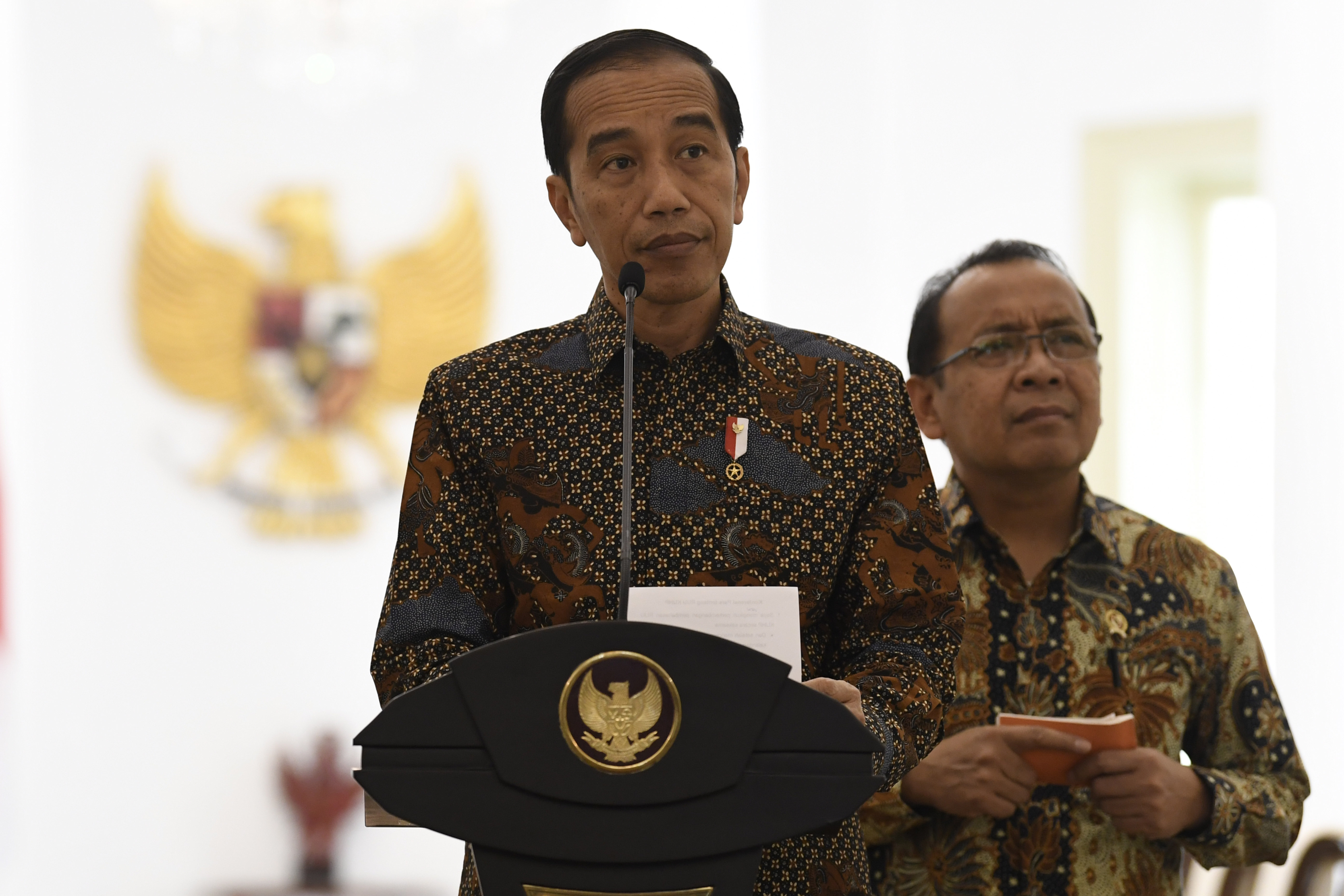 Presiden Joko Widodo meminta DPR menunda pengesahan empat RUU
