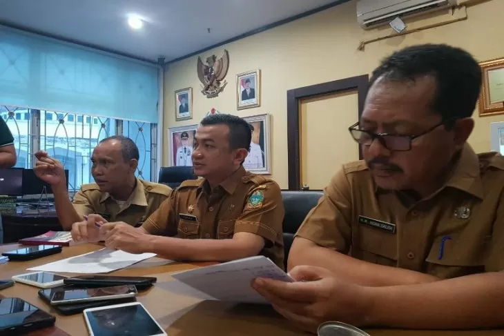 Pelaksana Tugas (Plt) Kepala Badan Keuangan dan Aset Daerah (BPKAD) Provinsi Sumut Raja Indra Saleh (tengah) di Medan, Senin (10/9).  
