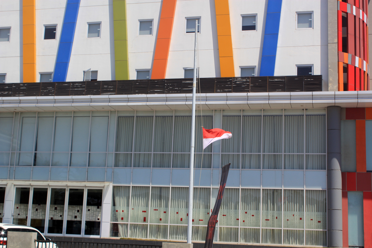 Pengibaran bendera Merah Putih setengah tiang di Kupang, Kamis (12/9) untuk menghormati wafatnya Presiden ke-3 RI BJ Habibie