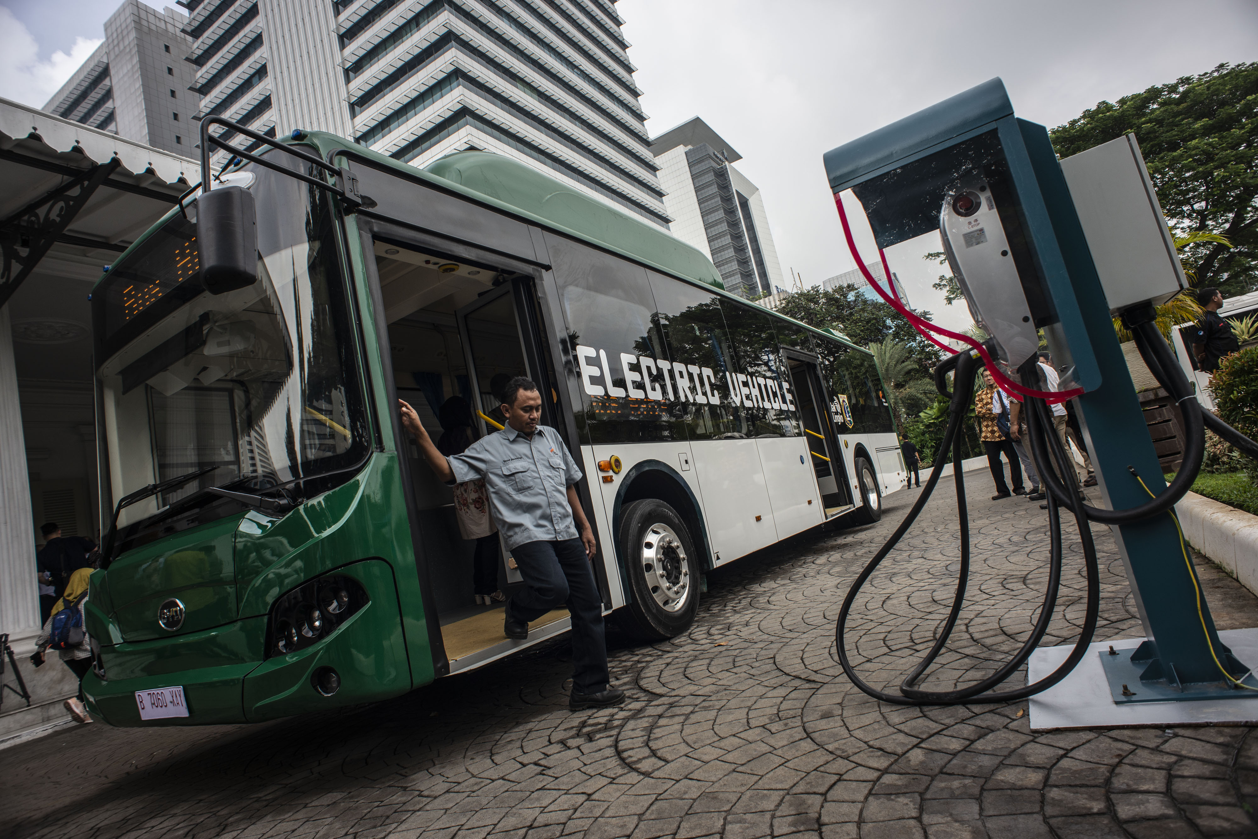  Penumpang turun dari bus listrik usai mengikuti uji coba di halaman Balai Kota, Jakarta, Senin (29/4/2019). 