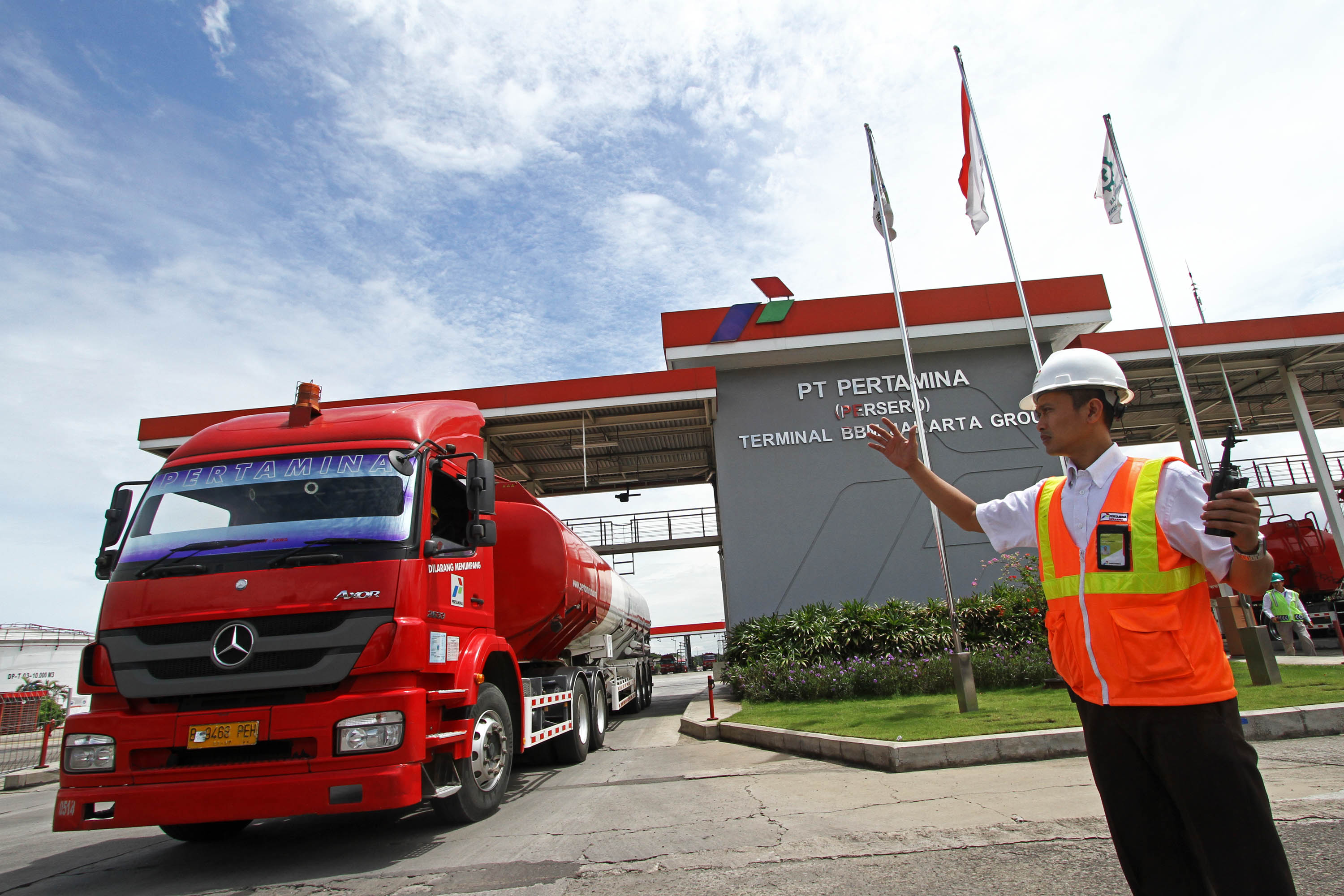 Truk tangki BBm Pertamina bersiap mengantarkan BBM dari Depo Pertamina Plumpang, Jakarta