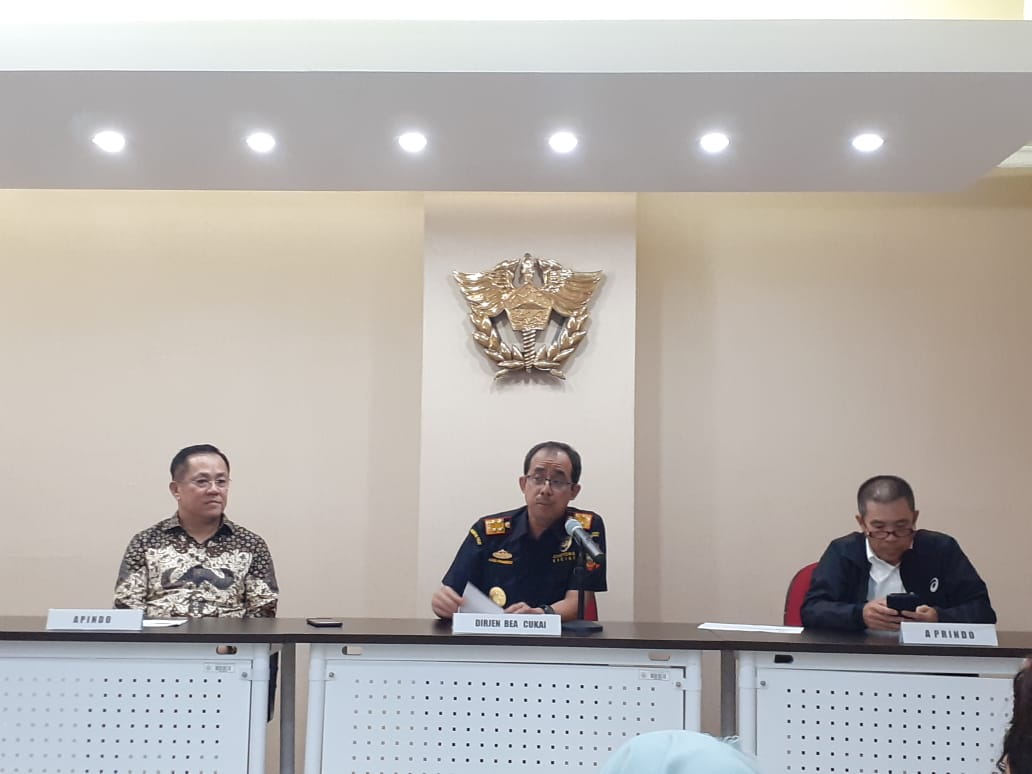 Dirjen Bea Cukai Heru Pambudi bersama perwakilan Apindo dan Aprindo dalam konferensi pers di Jakarta, Jumat (27/9).