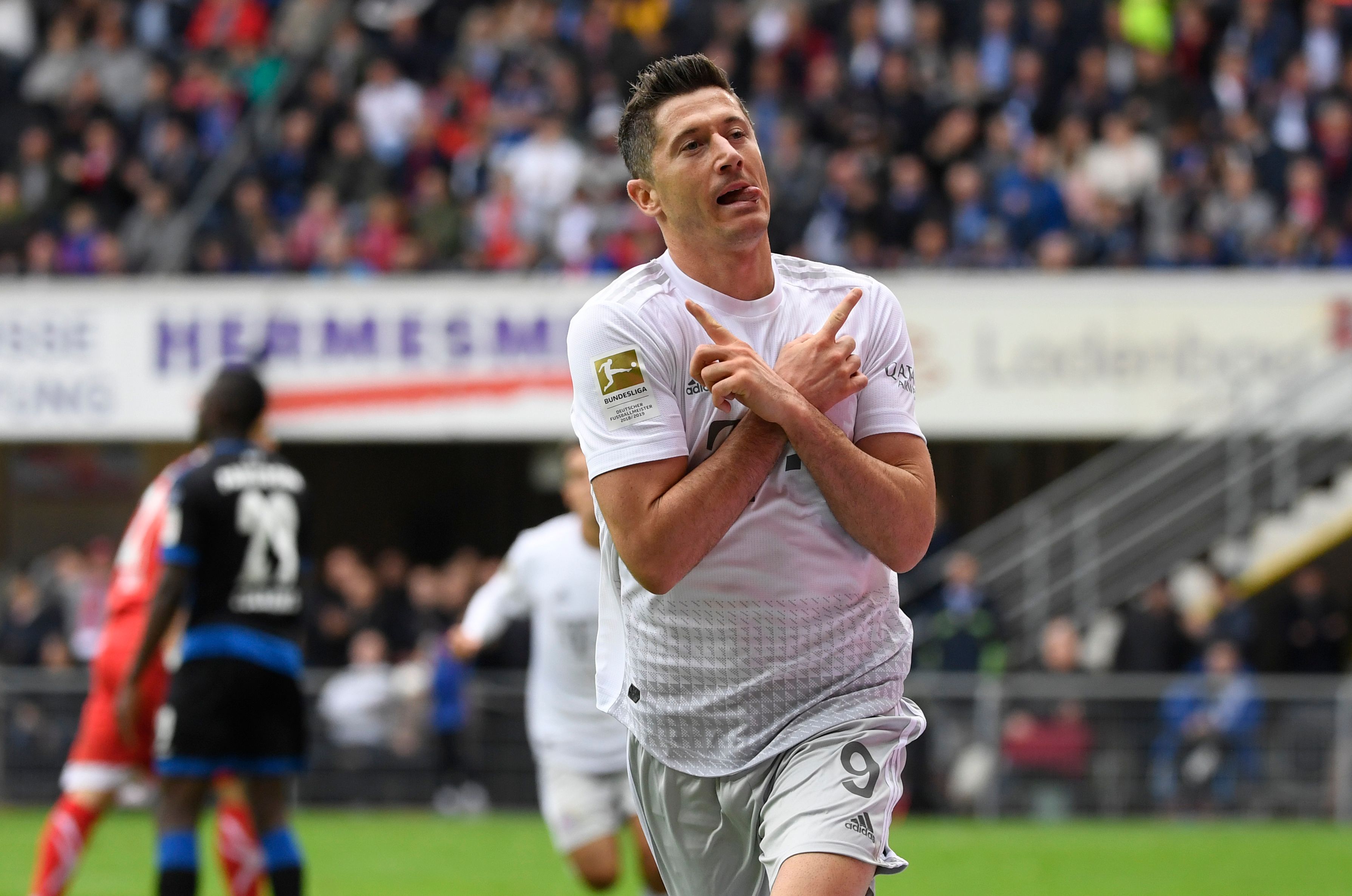 Robert Lewandowski melakukan selebrasi usai mencetak gol ke gawang Paderborn