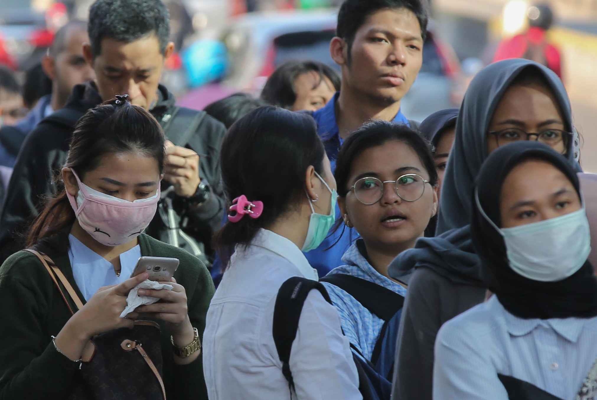 Ilustrasi pekerja menggunakan masker untuk menghindari polusi udara