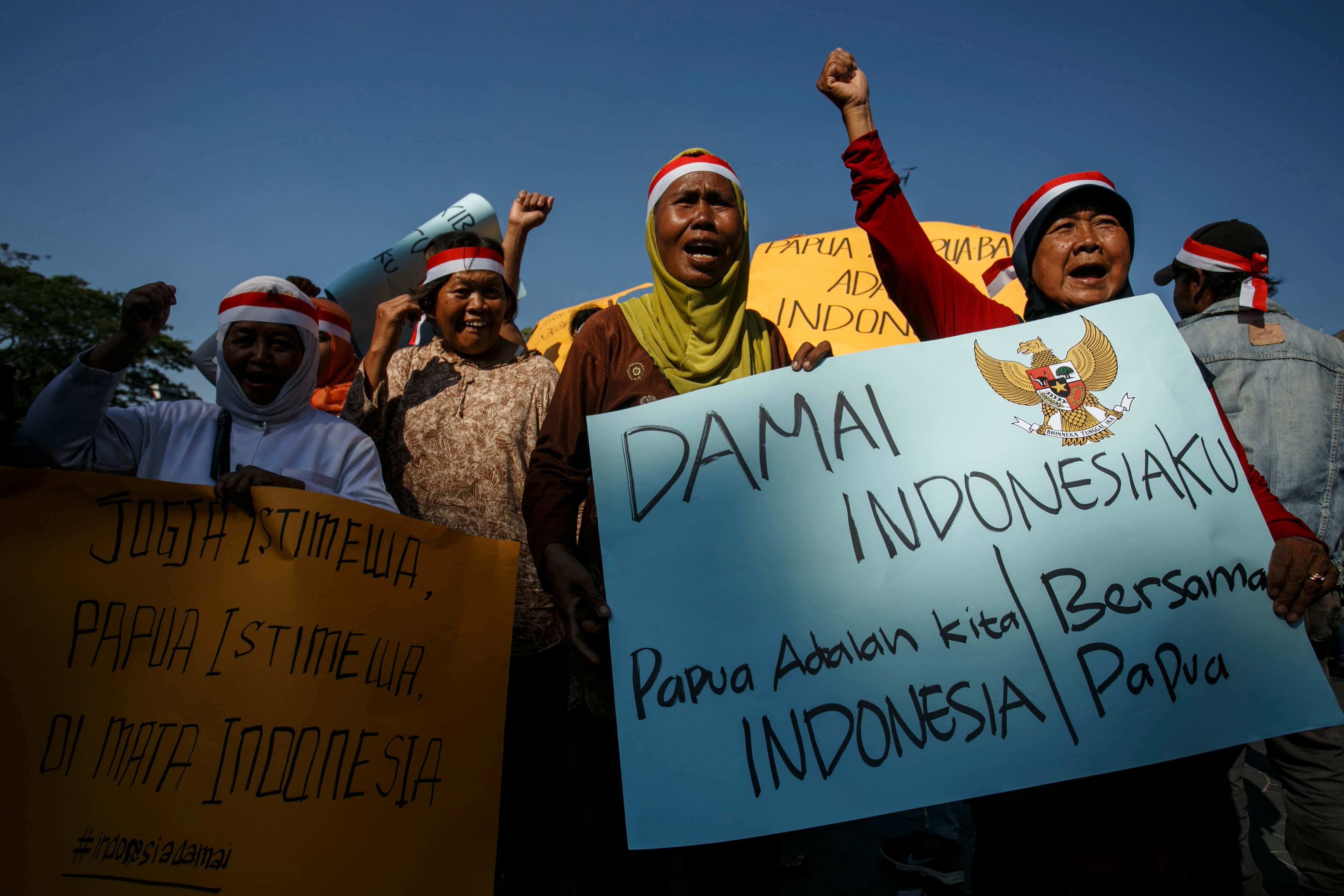  Sejumlah warga yang tergabung dalam Solidaritas Masyarakat Jogja Cinta Papua Damai melakukan unjuk rasa di kawasan Nol Kilometer Yogyakarta
