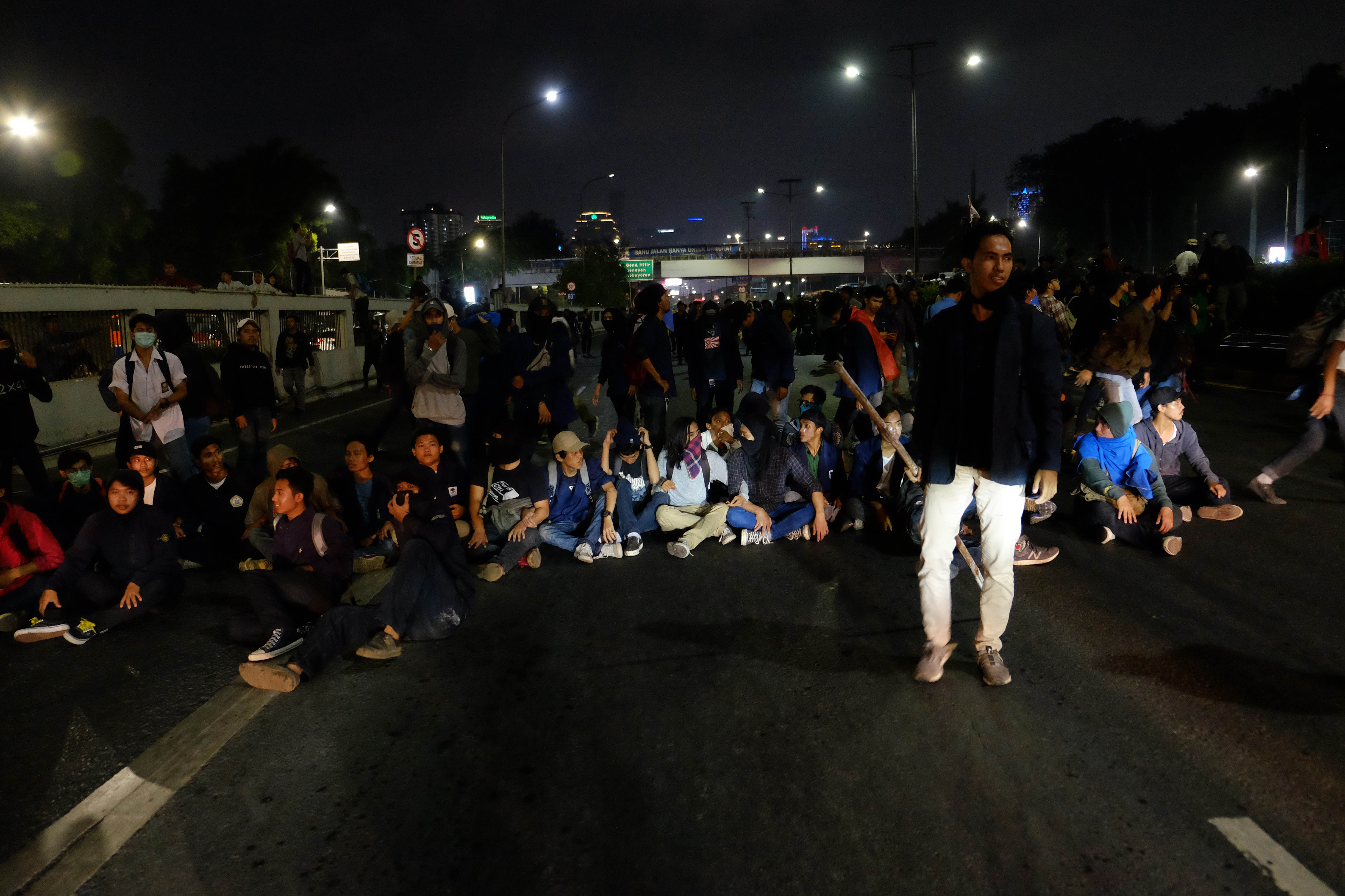 Mahasiswa memblokir jalan tol dalam kota saat menggelar aksi unjuk rasa di depan pintu gerbang gedung DPR, Gatot Subroto, Jakarta.