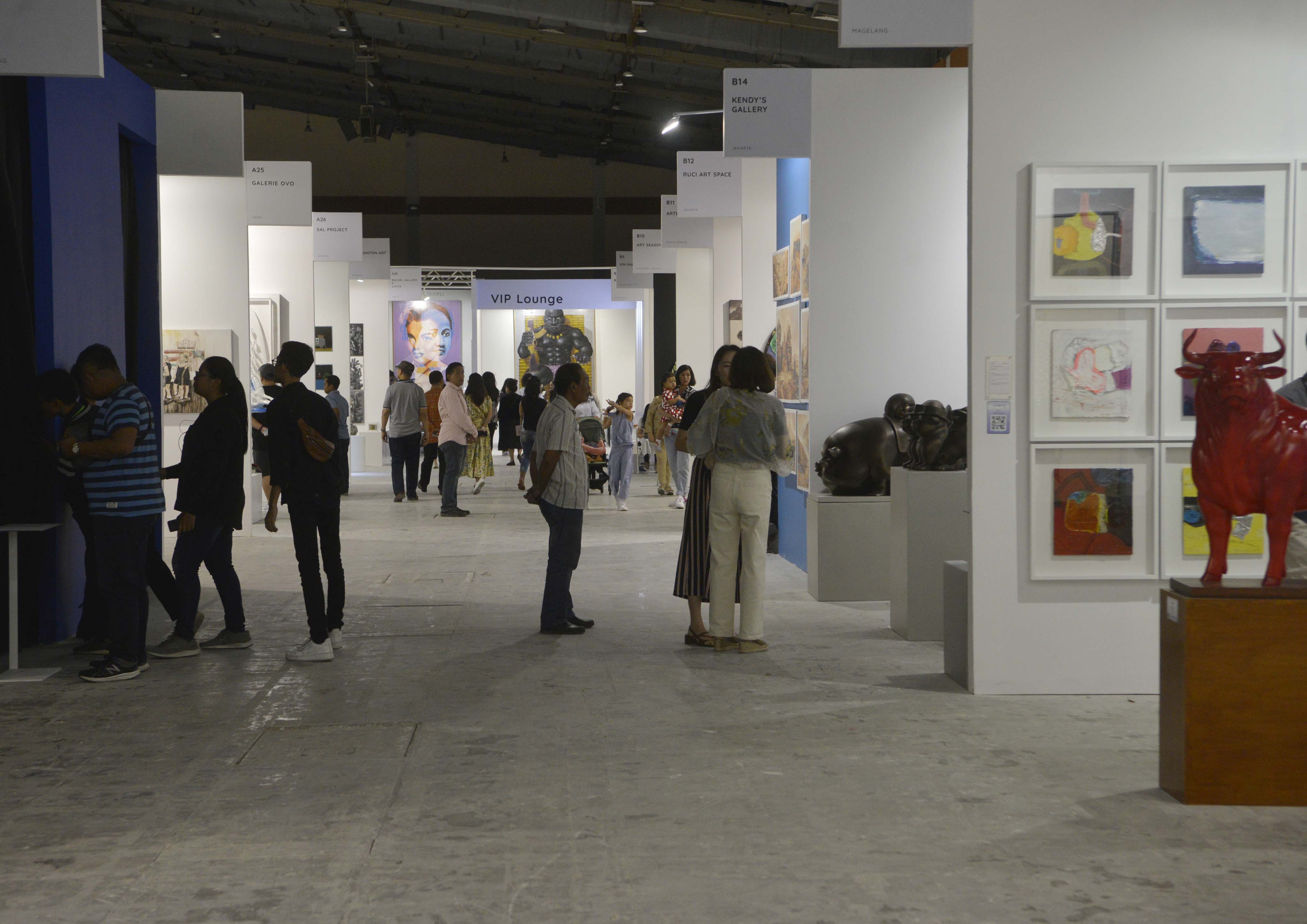 Para pengunjung saat menikamati ragam seni pada acara Art Jakarta di JCC, Jakarta, Sabtu (31/8)