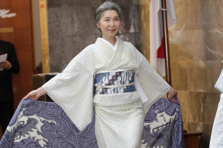 Istri dari Duta Besar Jepang untuk Indonesia tampil memeragakan busana Jepang dengan paduan motif batik.  