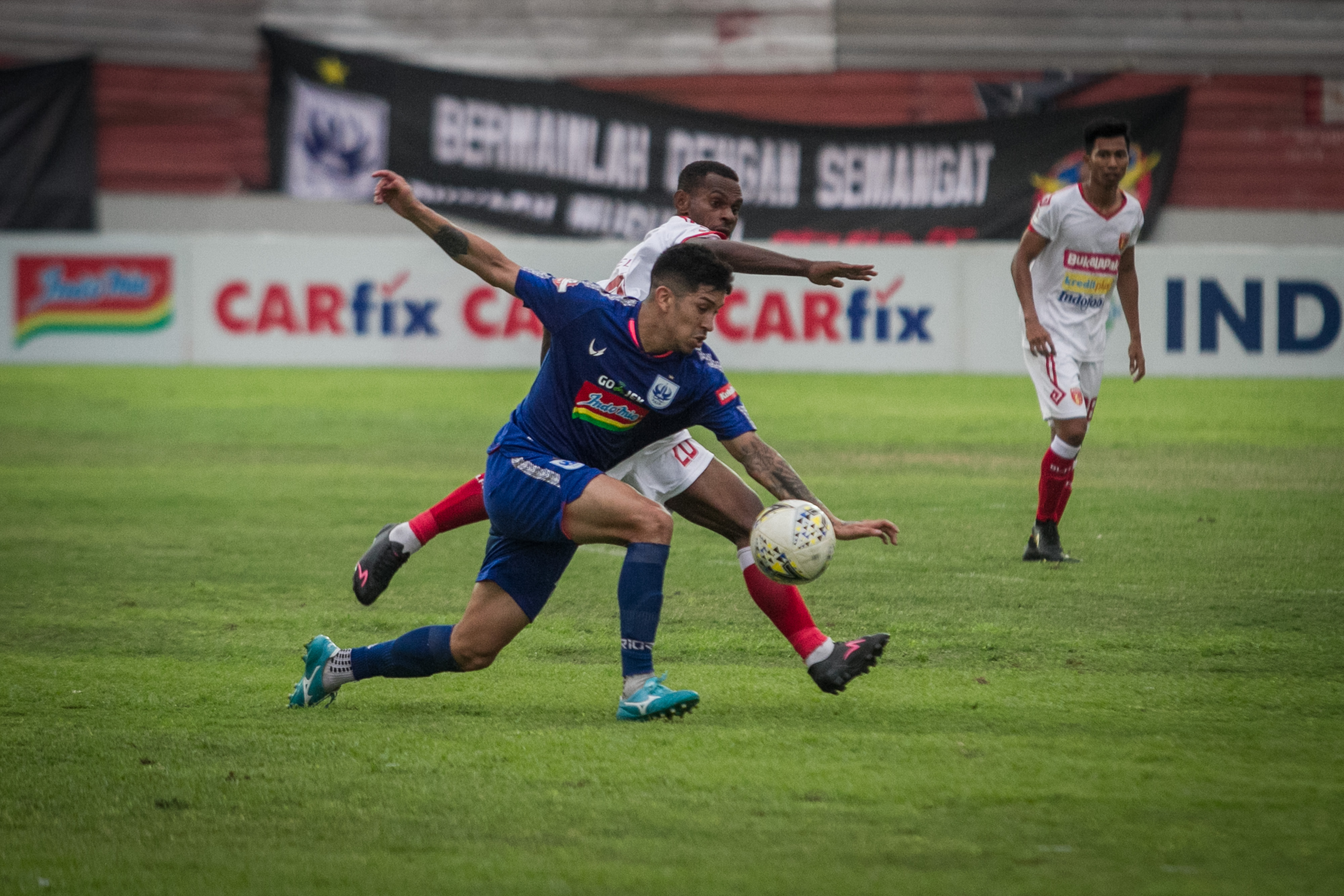  Pemain PSIS Semarang Jonathan Eduardo Cantillana Zorilla (depan) berebut bola dengan pemain Perseru Badak Lampung FC