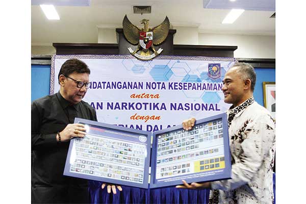 Menteri Dalam Negeri Tjahjo Kumolo (kiri) dan Kepala Badan Narkotika Nasional (BNN) Heru Winarko