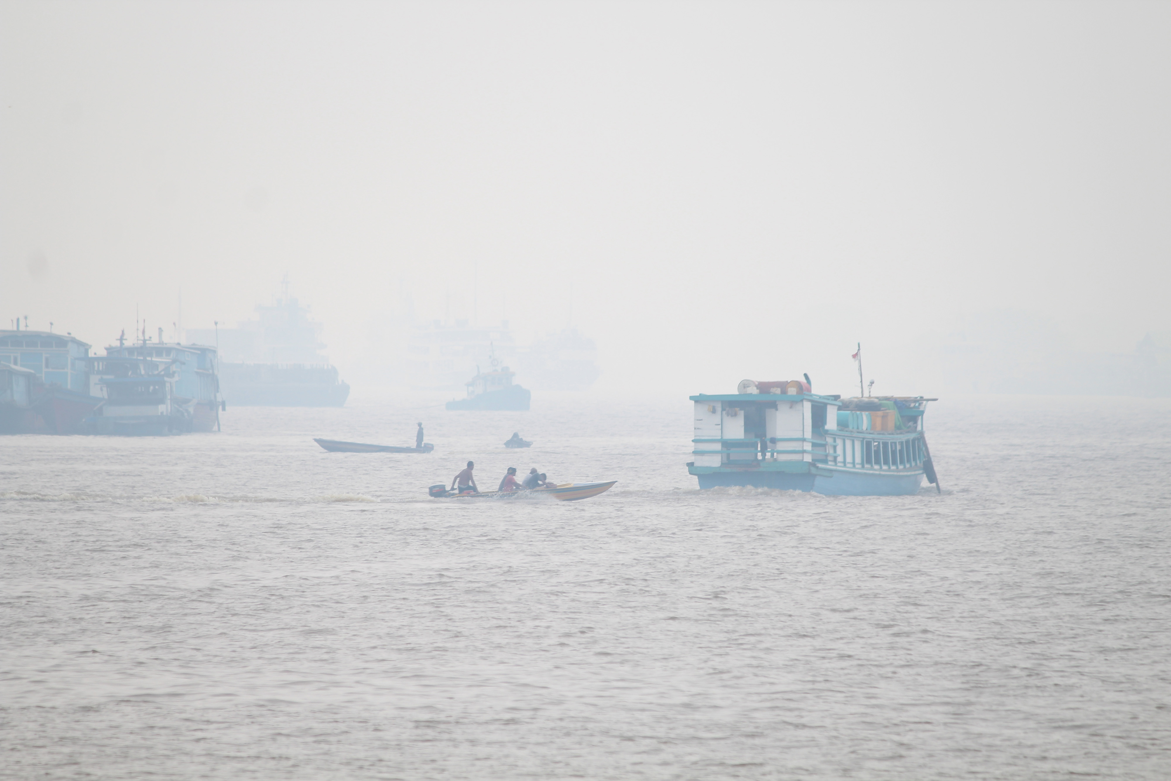 Kabut asap menyelimuti Sungai Kapuas, Kalimantan Barat 