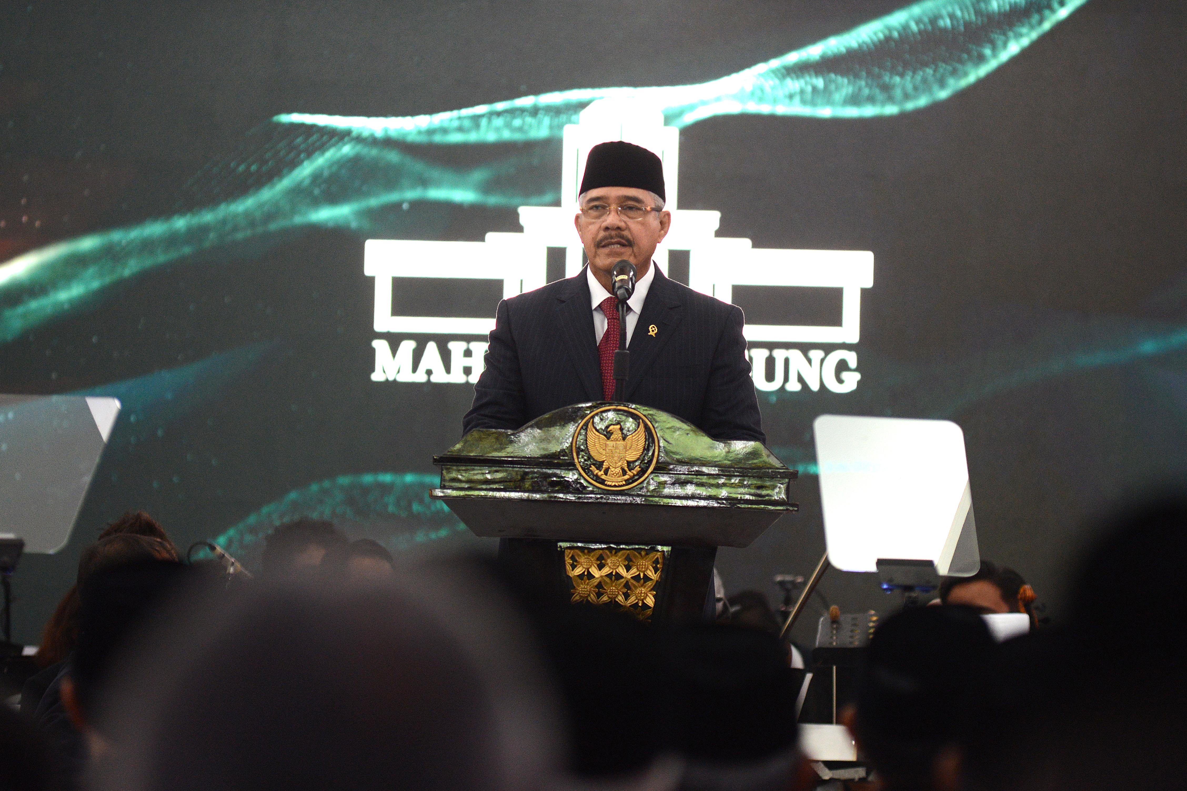  Ketua Mahkamah Agung (MA) Hatta Ali saat menyampaikan sambutannya dalam acara Hari Ulang Tahun MA ke-74.