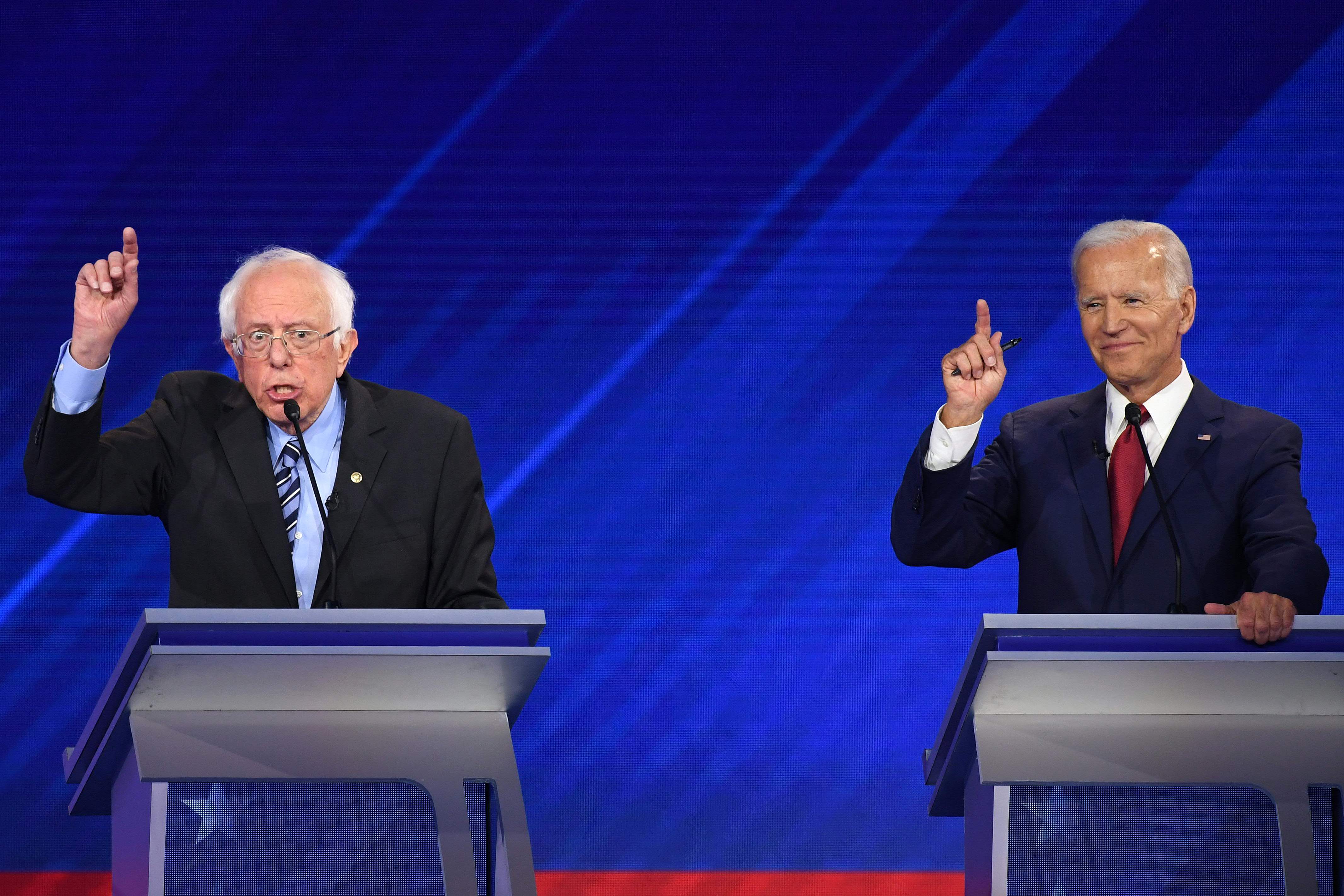 Kandidat calon presiden Partai Demokrat Senator Vermont Bernie Sanders (kiri) dan Mantan Wakil Presiden Joe Biden (kanan).