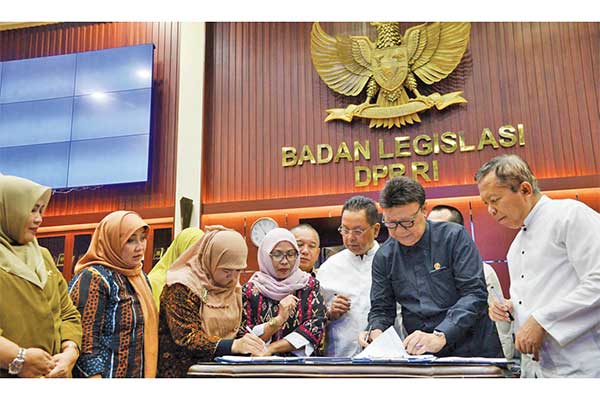 Menteri Dalam Negeri Tjahjo Kumolo (kedua dari kanan) yang mewakili pemerintah menandatangani kesepakatan Rancangan revisi UU MPR, DPR, DPD,