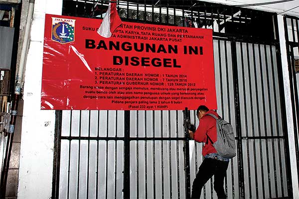 Penyegelan bangunan terpasang di depan indekos kapsul atau kos-kosan dengan tipe kamar 2x1 meter di Jl Johar Baru, Jakarta Pusat, kemarin