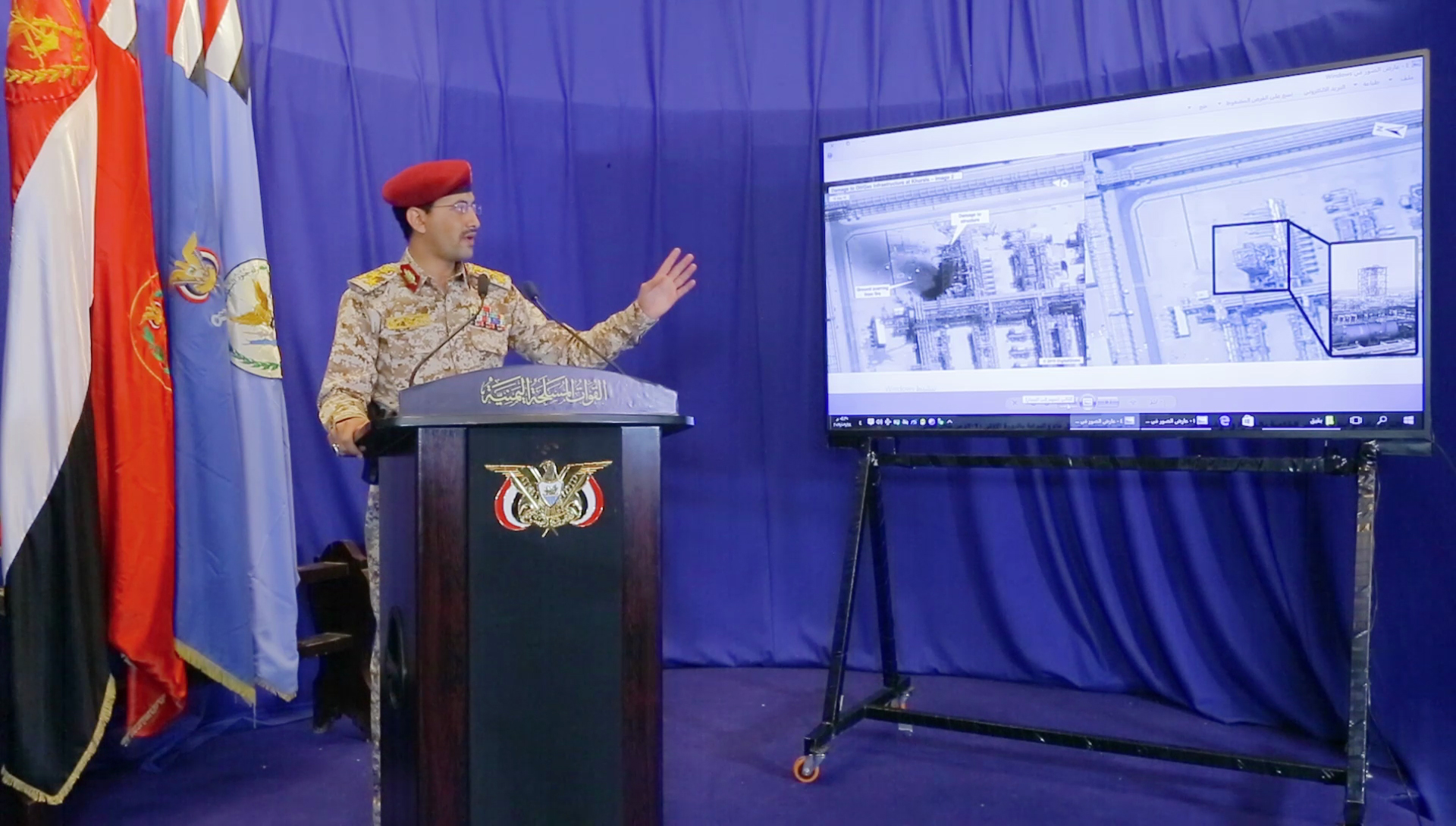 Juru bicara militer Houthi Brigjen Yahya Saree menunjuk gambar serangan drone ke kilang minyak Arab Saudi.