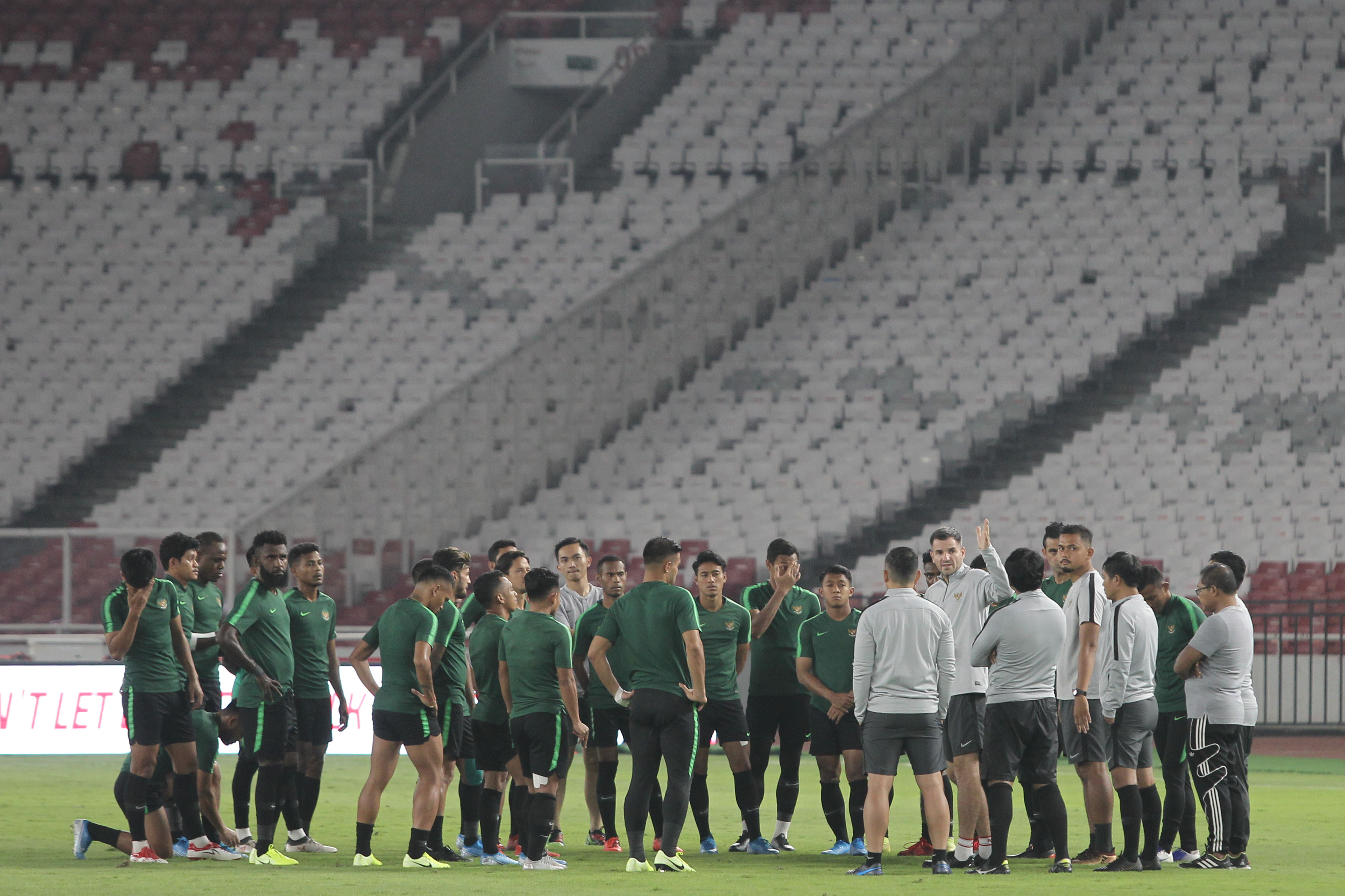 Pelatih Timnas Indonesia Simon McMenemy memberikan arahan saat memimpin latihan terahir Timnas Indonesia di Stadion Utama Gelora Bung Karno
