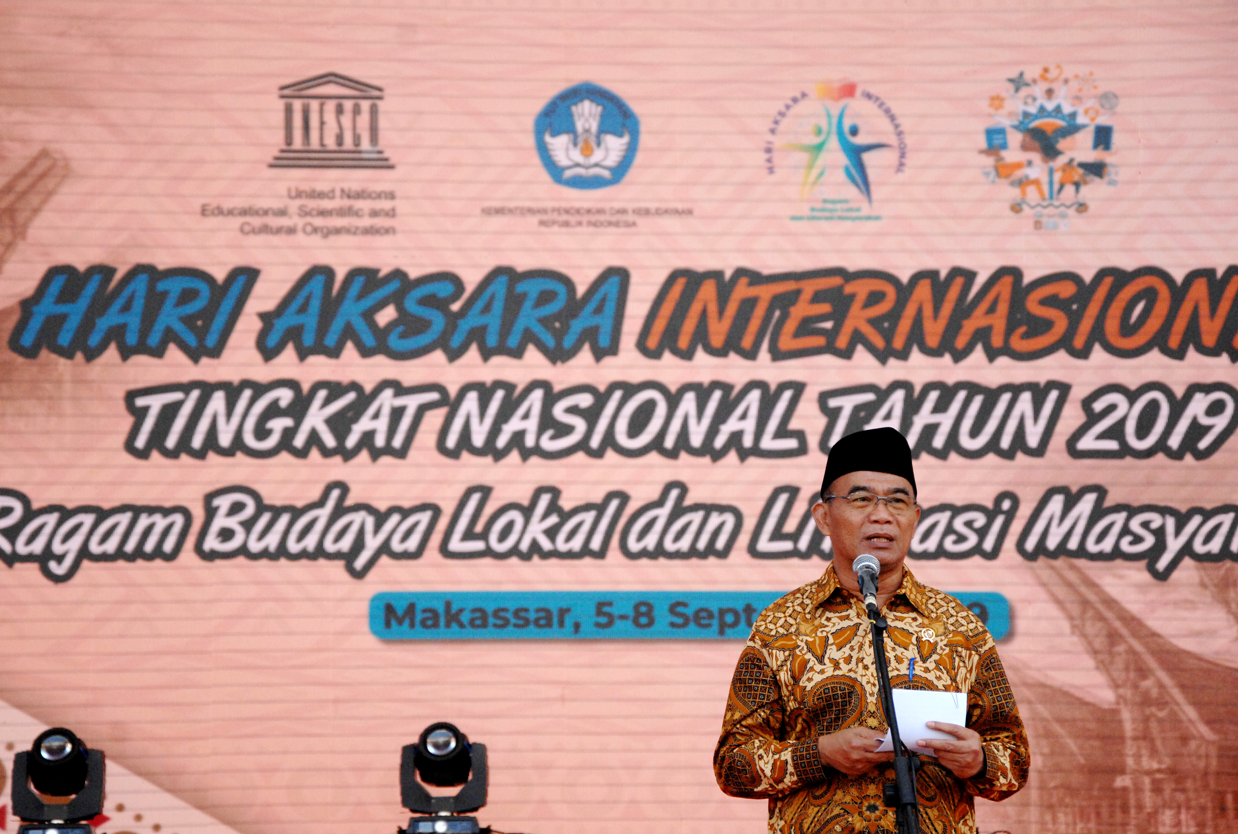 Menteri Pendidikan dan Kebudayaan Muhadjir Effendy memberikan sambutan saat menghadiri peringatan Hari Aksara Internasional 2019 