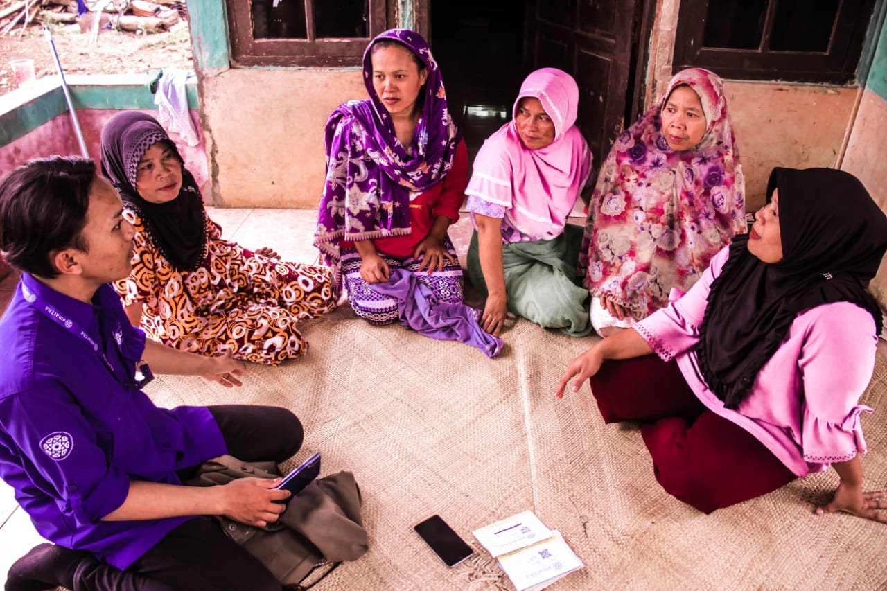 Kegiatan pendampingan yang dilakukan Amartha kepada para nasabahnya.