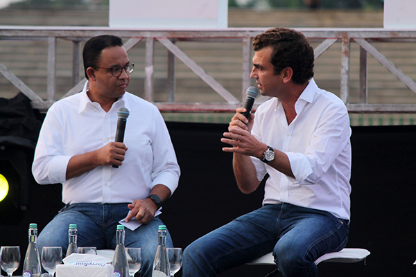 Gubernur DKI Jakarta Anies Baswedan (kiri) bersama Chief Championship Officer Formula E Alberto Longo (kanan)