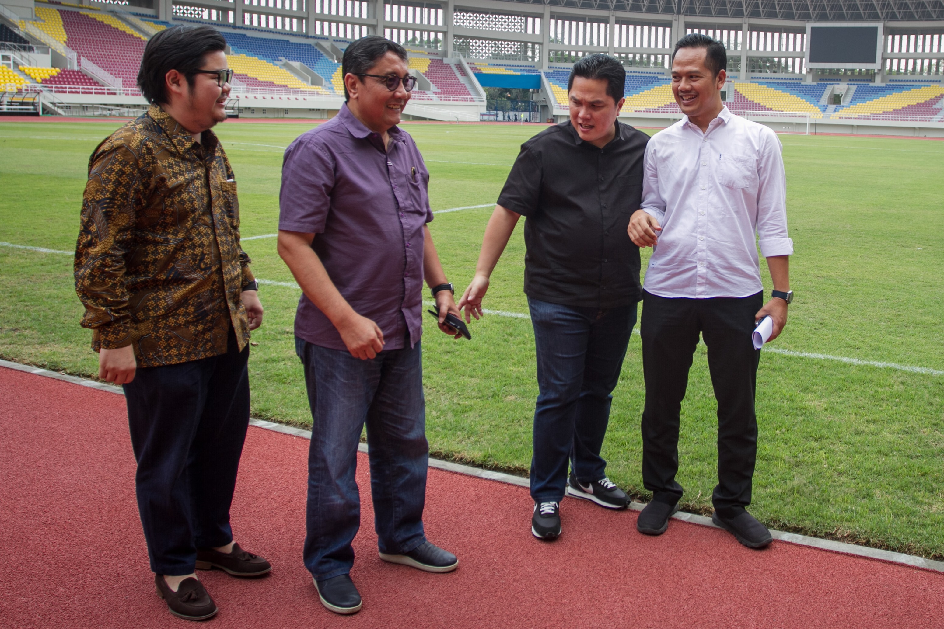 Pengusaha Erick Thohir (kedua kanan) dan pendiri sekaligus pemegang saham PT PSS Her Subrabu (kanan) di Stadion Manahan Solo, Jawa Tengah, S