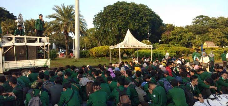 Mahasiswa Universitas Muhammadyah Jakarta berunjuk rasa.  