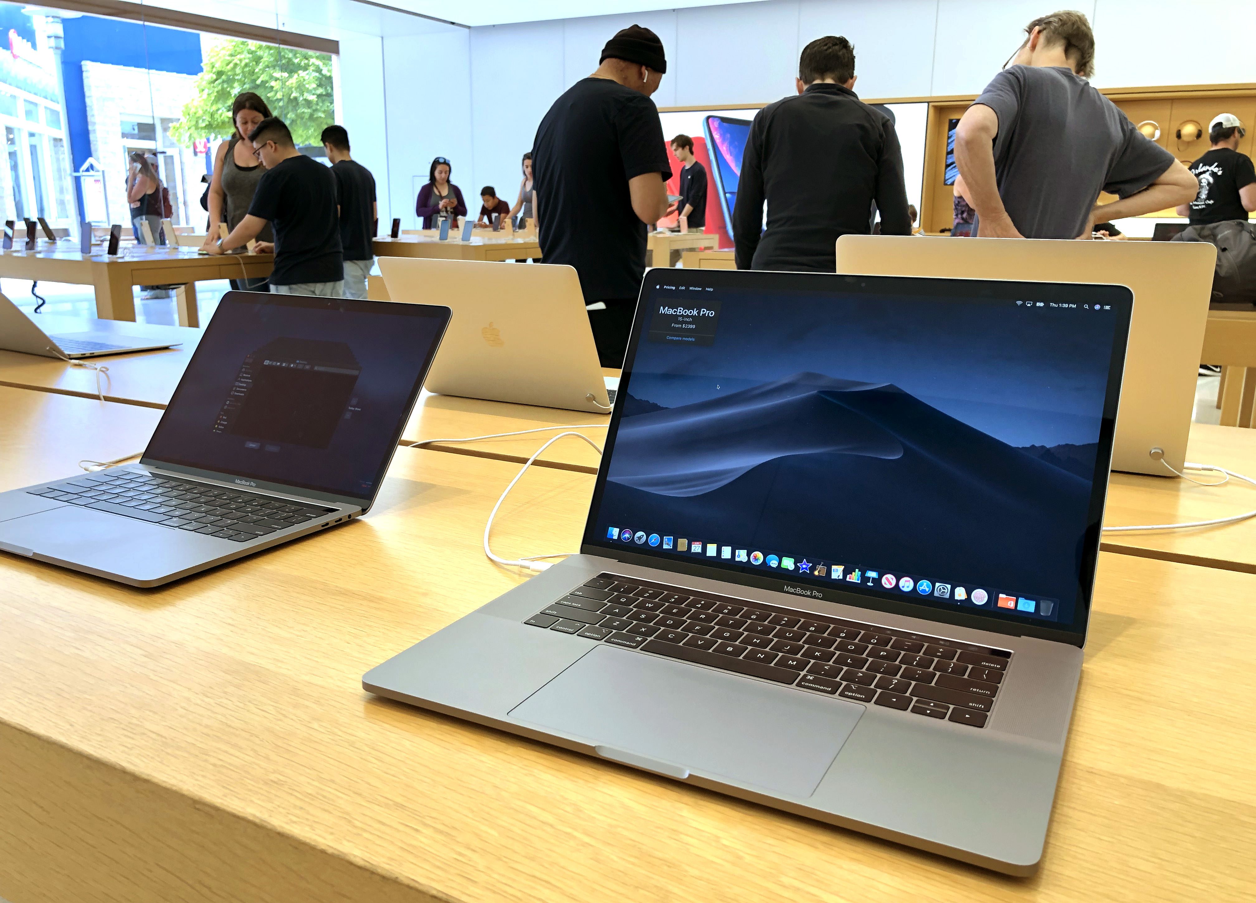 Laptop MacBook Pro dipamerkan di Toko Apple, Corte Madera, California, AS.   