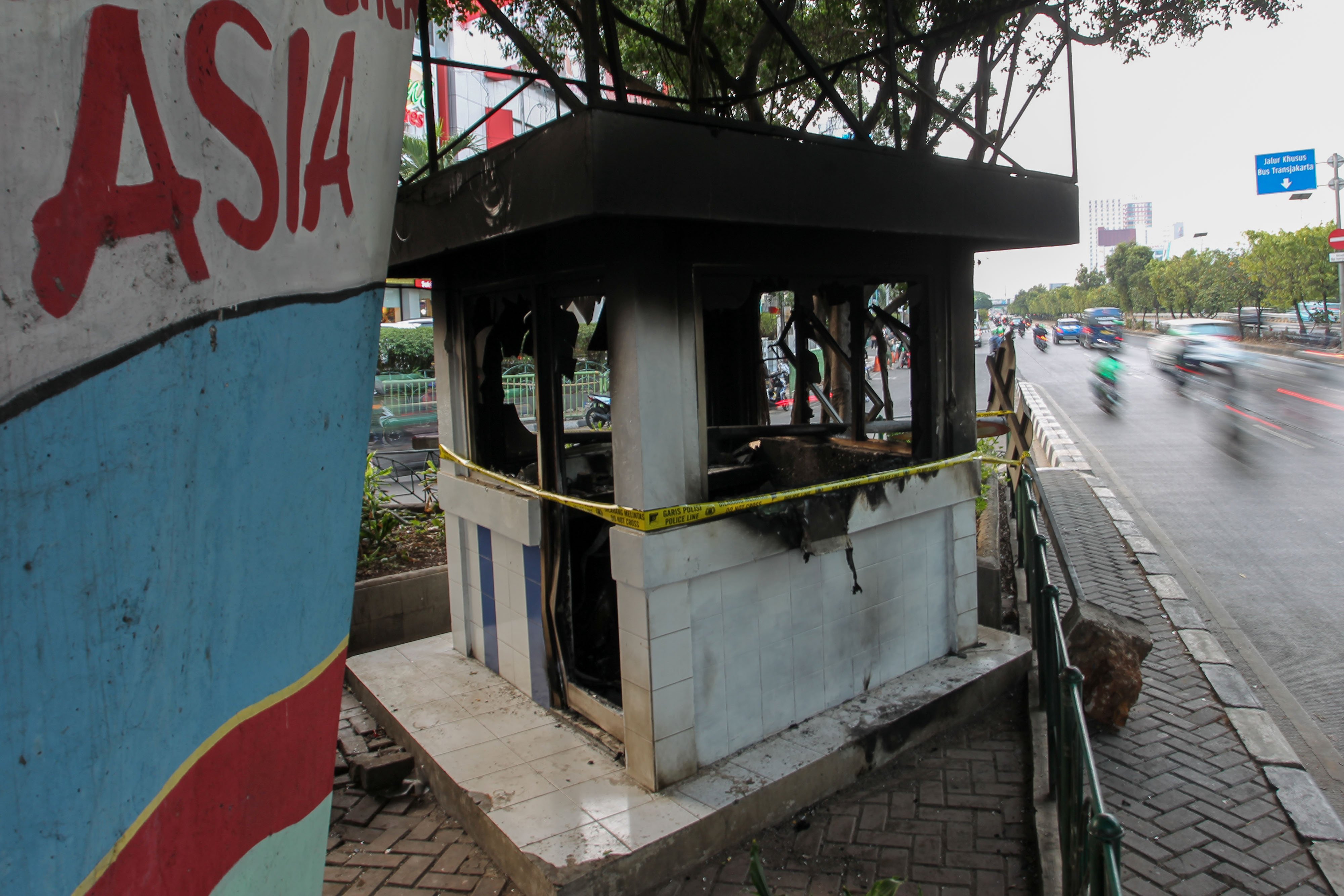 Sejumlah fasilitas publik yang rusak akibat kerusuhan demonstrasi mahasiswa