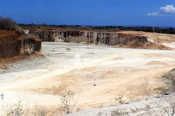 Lubang bekas tambang galian C di Kelurahan Alak, Kota Kupang, Nusa Tenggara Timur (NTT) ditinggalkan tanpa reklamasi, Kamis (5/9). 