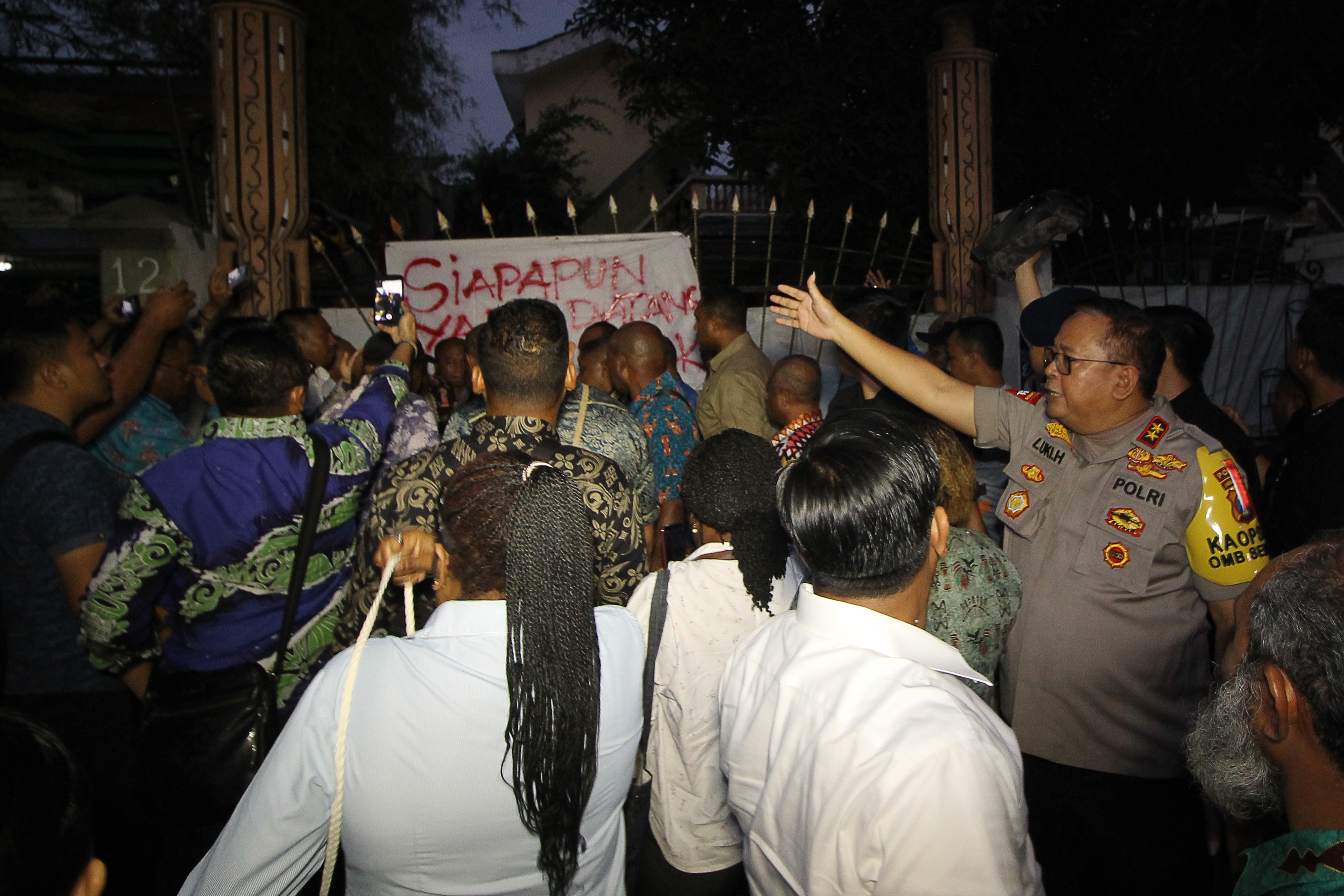 Kapolda Jawa Timur  Irjen Pol  Luki Hermawan (kanan) saat berada di depan asrama mahasiswa Papua di Surabaya.