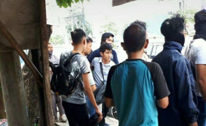 Presma Unsri Nikmatul Hakiki (kaos abu-abu), nampak dipegang orang tak dikenal yang mengintimidasi dan ingin membawa paksa dirinya  